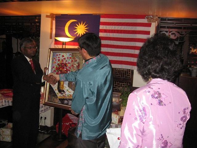 IMG_0087 (2).jpg - first prize winner in the guessing game ... Tye Soon Kwai with an oil painting donated by YM Ungku Harlina